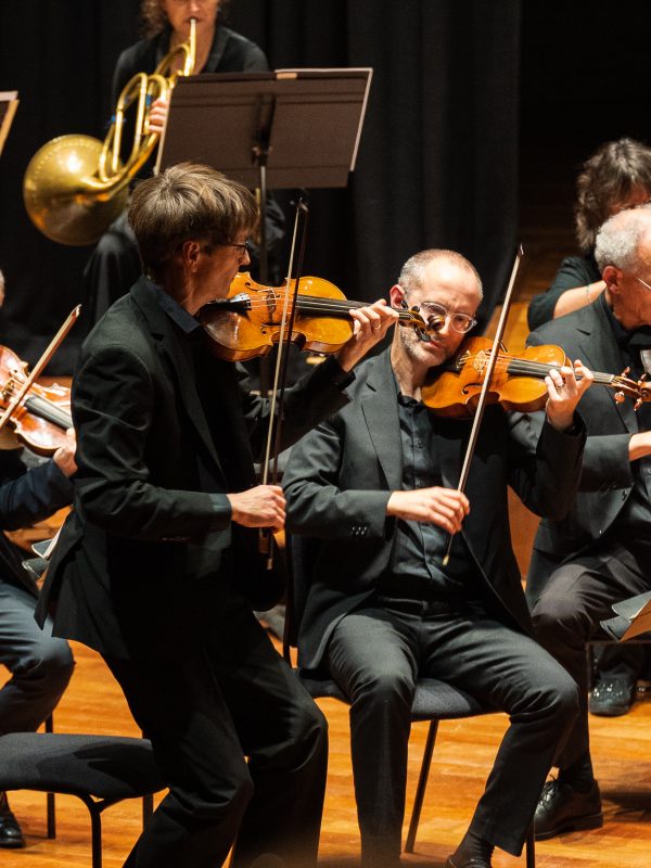 Matthew Truscott directs the OAE from the violin in a performance of Haydn symphonies